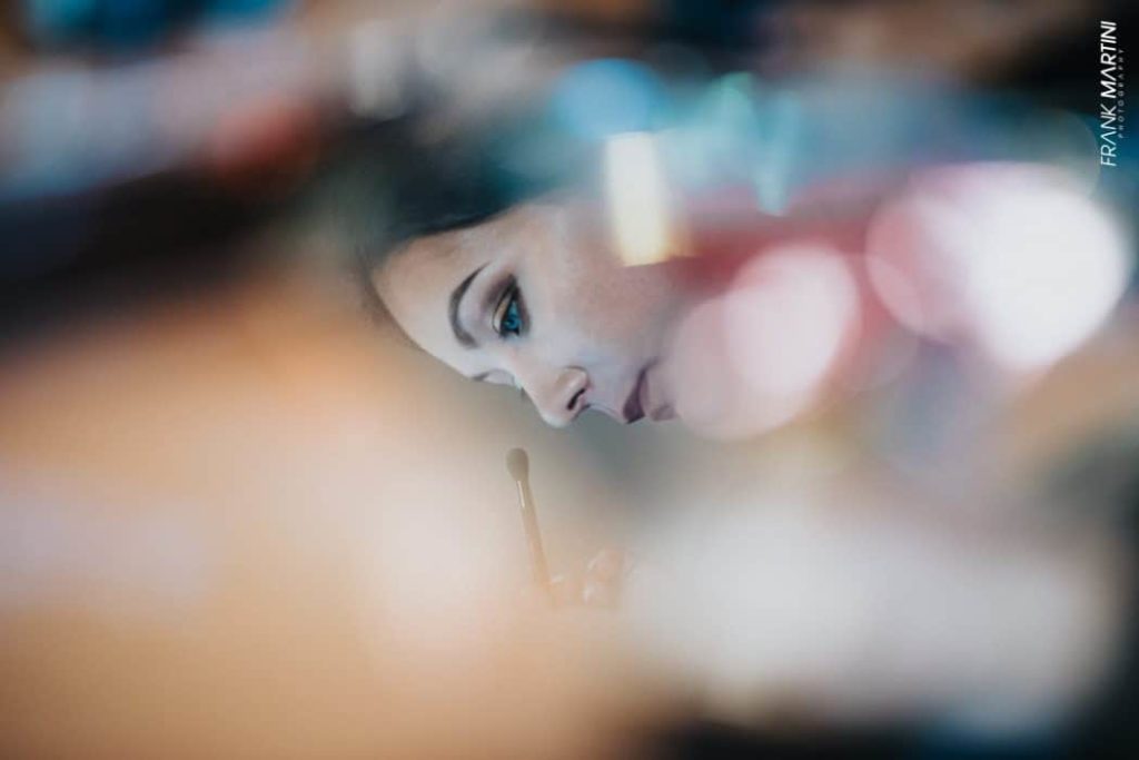 getting-ready-make-up-artist-1049x700