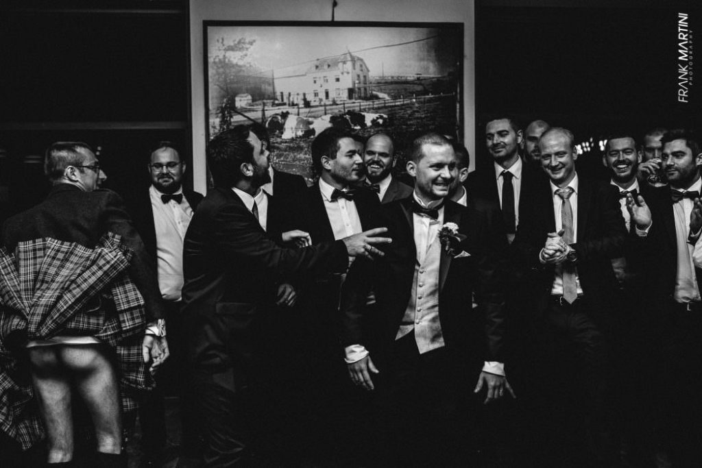 witziges-gruppenbild-groomsmen-luxembourg-1049x700