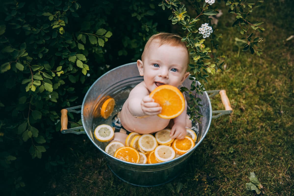 kleiner-junge-im-orangen-zitrusbad-2-1199x800