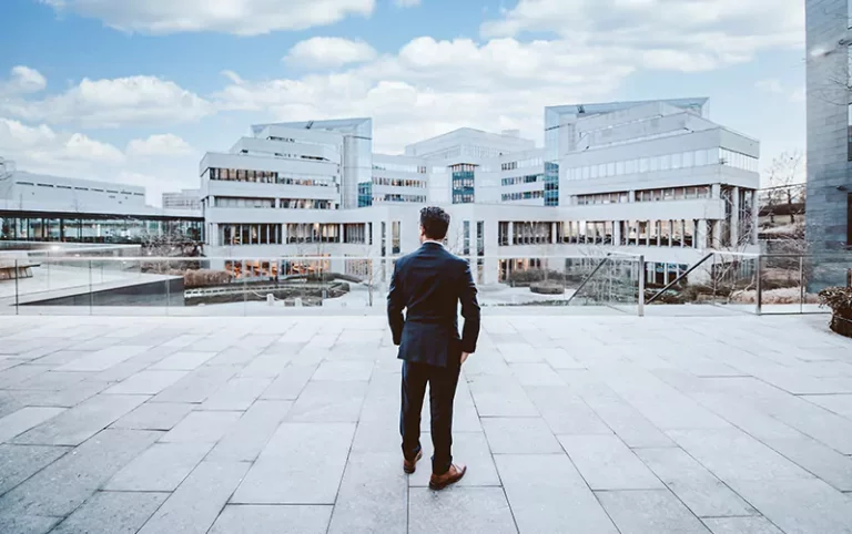 mann-steht-vor-gebaeuden