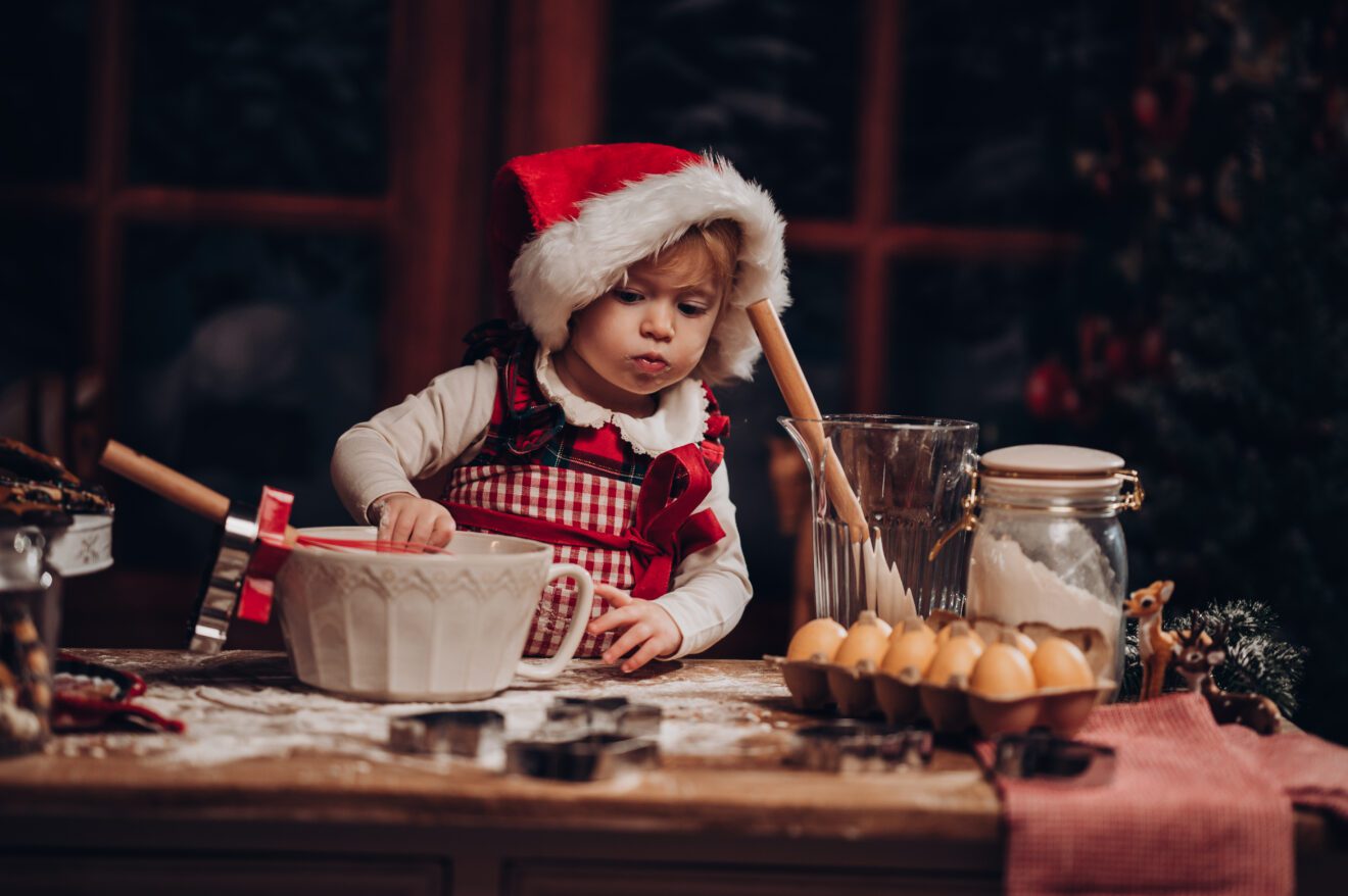 Kind beim weihnachtlichen Fotoshooting in einer Weihnachtsbäckerei