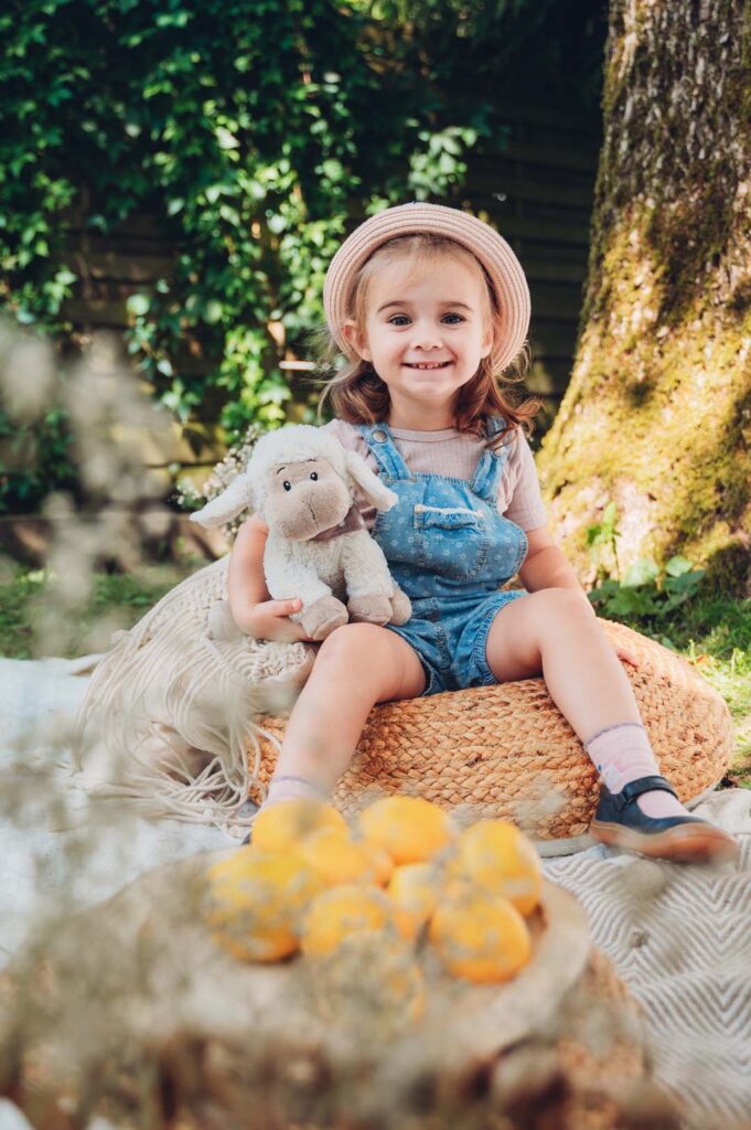 drei lachende Kinder bei der Kindergartenfotografie in der Region Trier, Fotos draußen auf dem Spielplatz im freien Spiel vom Fotografen