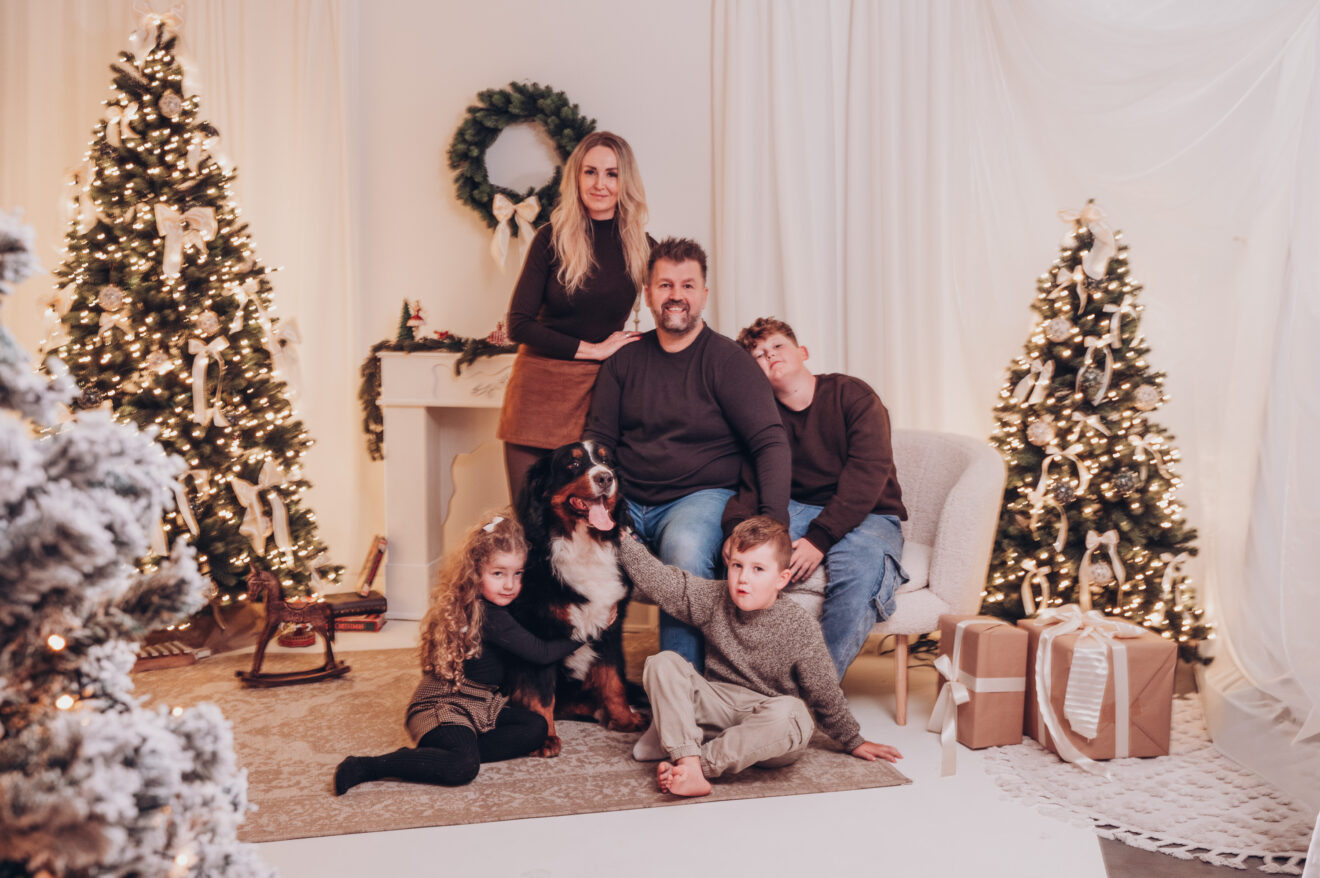 Familie mit Kindern beim Weihnachts-Mini-Fotoshooting im Fotostudio bei Trier