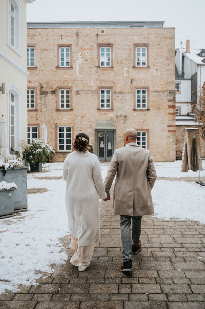 Foto von einem Brautpaar nach einer Hochzeit im Standesamt Trier vor dem Turm Jerusalem vom Hochzeitsfotograf in Trier