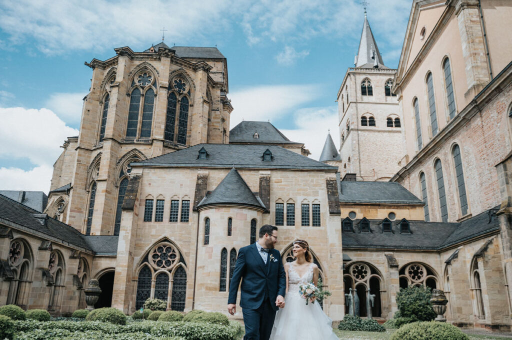 Foto von einem Brautpaar nach einer Hochzeit im Standesamt Trier vor dem Turm Jerusalem vom Hochzeitsfotograf in Trier