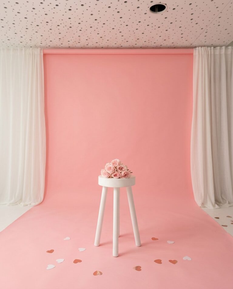 Color Sessions Trier: Pinkes Studio-Set mit einem zarten Rosenstrauß. Schlicht und romantisch für Kinder- und Familienfotos.