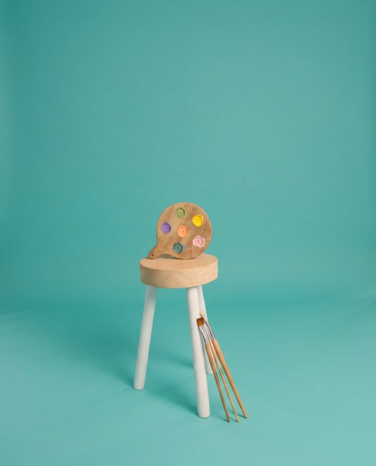 Color Sessions Trier: Minimalistisches türkises Studio-Set mit Malpalette und Pinseln. Klares, modernes Design für Kinderfotos.