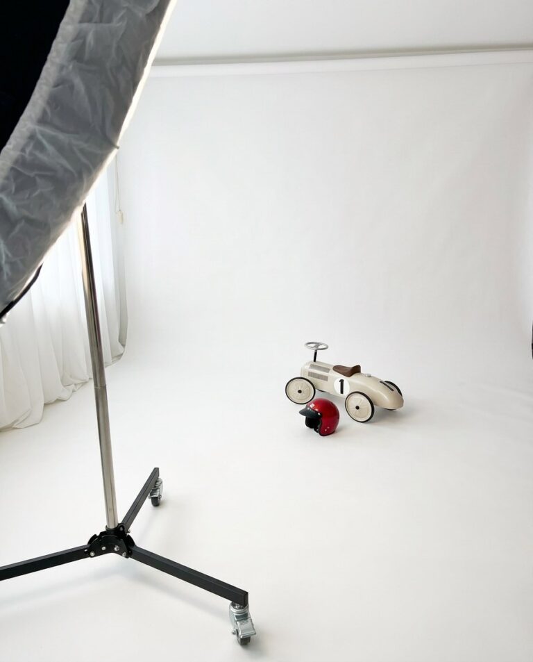 Color Sessions Trier: Klares weißes Studio-Set mit Vintage-Spielzeugauto. Puristisch und spielerisch für Kinderfotos in Trier.